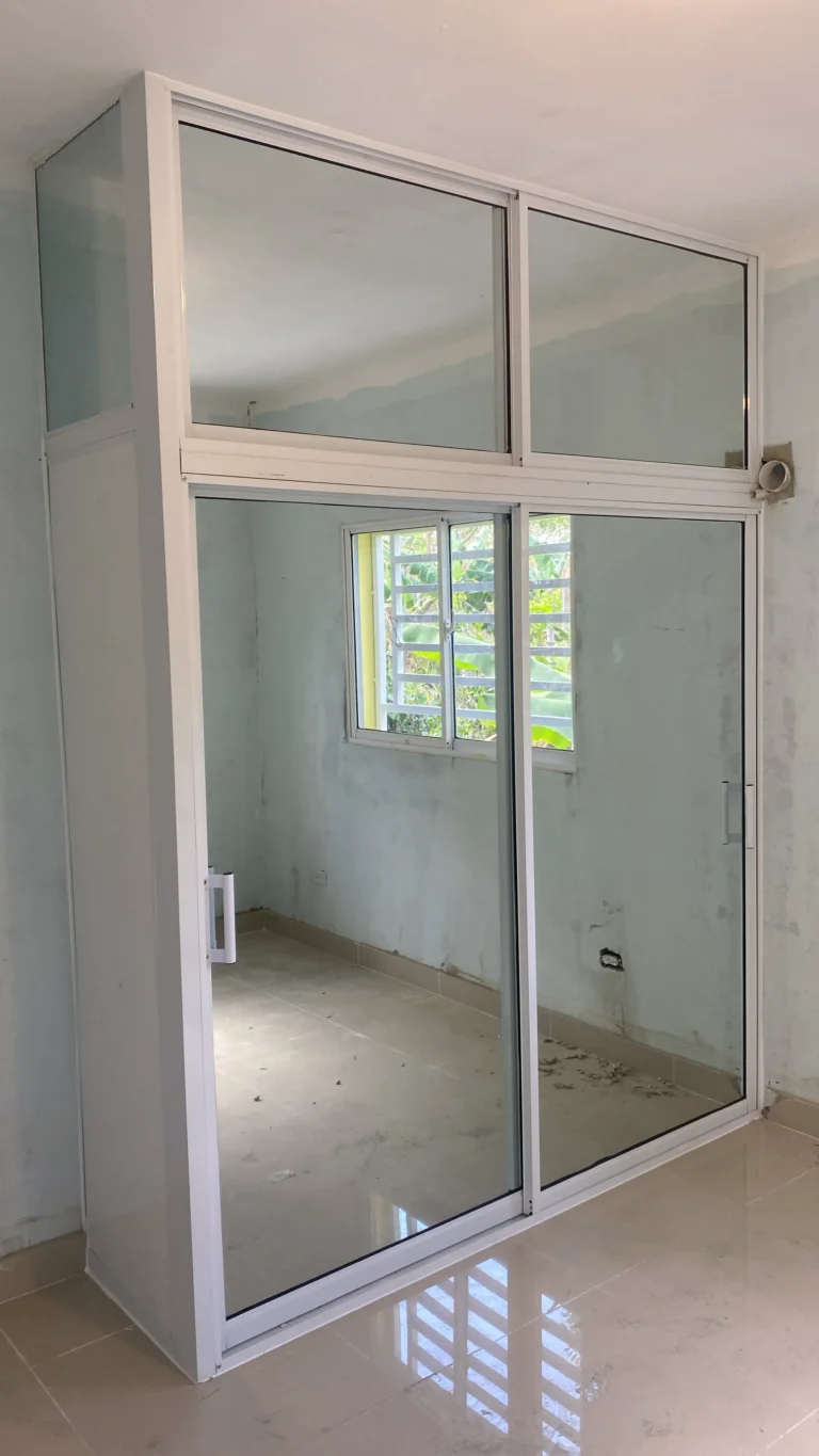 Closet empotrado en aluminio con espejo — Grupo Industrial RobMat, Zona Este