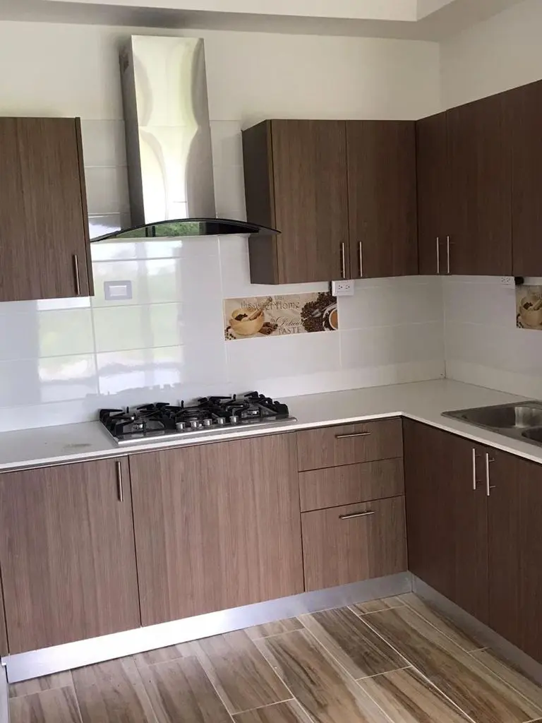 Cocina a medida con acabado hidrófugo en melanina — Grupo Industrial RobMat, Zona Este