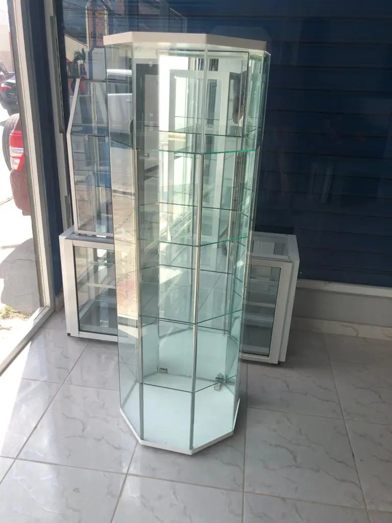 Fabricación de vitrinas comerciales — Grupo Industrial RobMat, Zona Este
