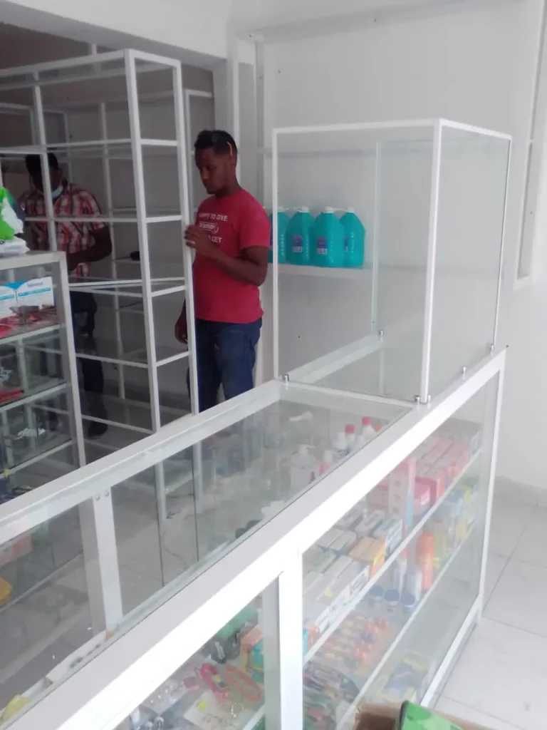 Fabricación de vitrinas comerciales — Grupo Industrial RobMat, Zona Este