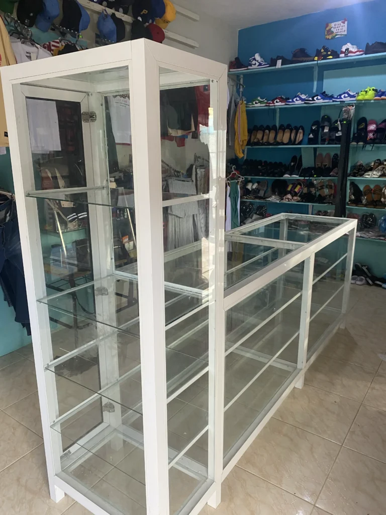 Fabricación de vitrinas comerciales — Grupo Industrial RobMat, Zona Este