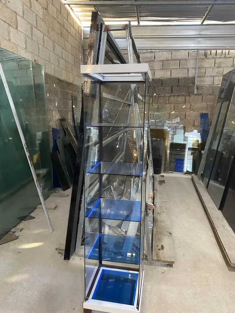 Fabricación de vitrinas comerciales — Grupo Industrial RobMat, Zona Este