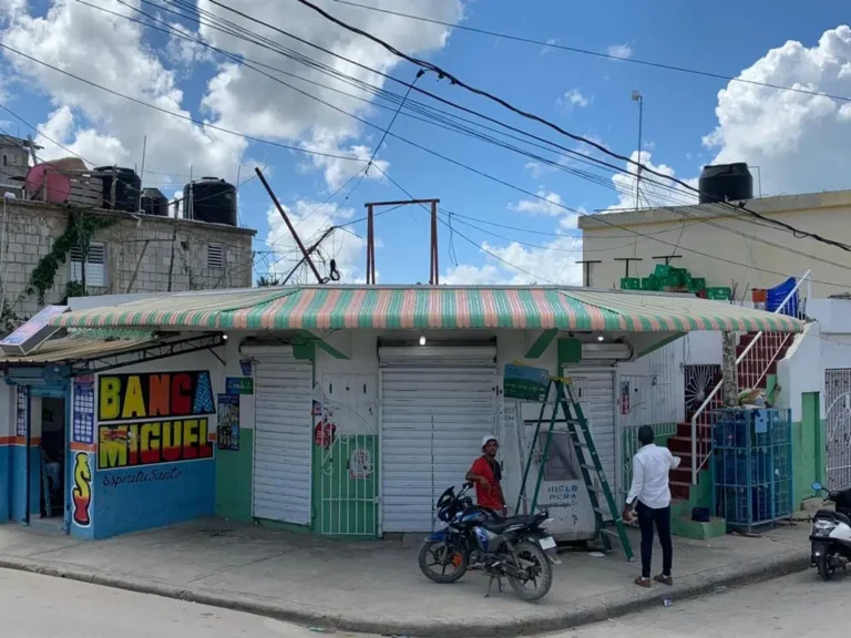Toldo comercial instalado — Grupo Industrial RobMat, Zona Este