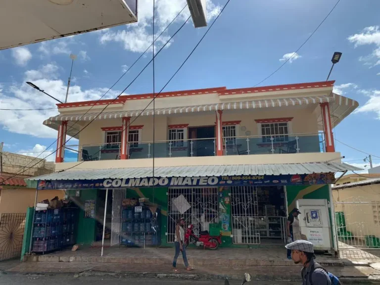 Toldo comercial instalado — Grupo Industrial RobMat, Zona Este