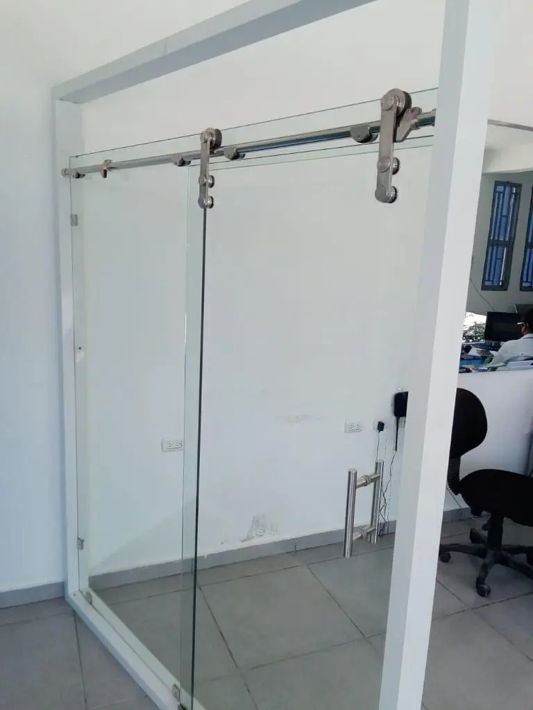 Proyecto de terminaciones e instalación — Grupo Industrial RobMat, Zona Este