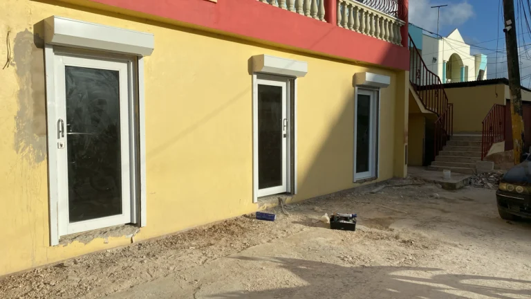 Persianas y shutters para local comercial — Grupo Industrial RobMat, Zona Este