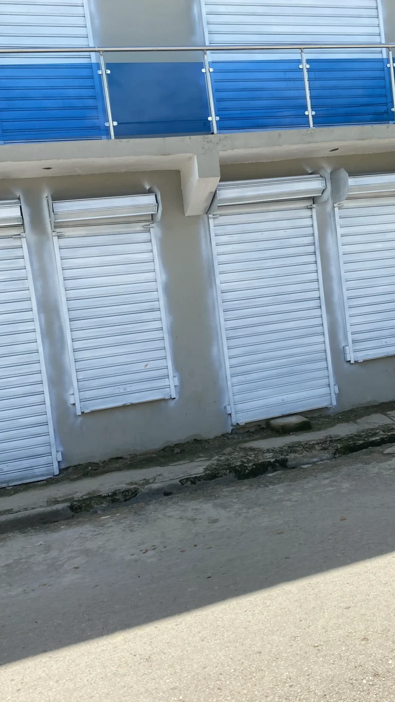 Fabricación de puertas comerciales — Grupo Industrial RobMat, Zona Este