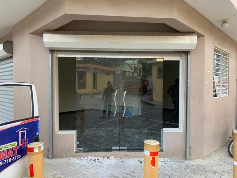 Puerta comercial instalada — Grupo Industrial RobMat, Zona Este