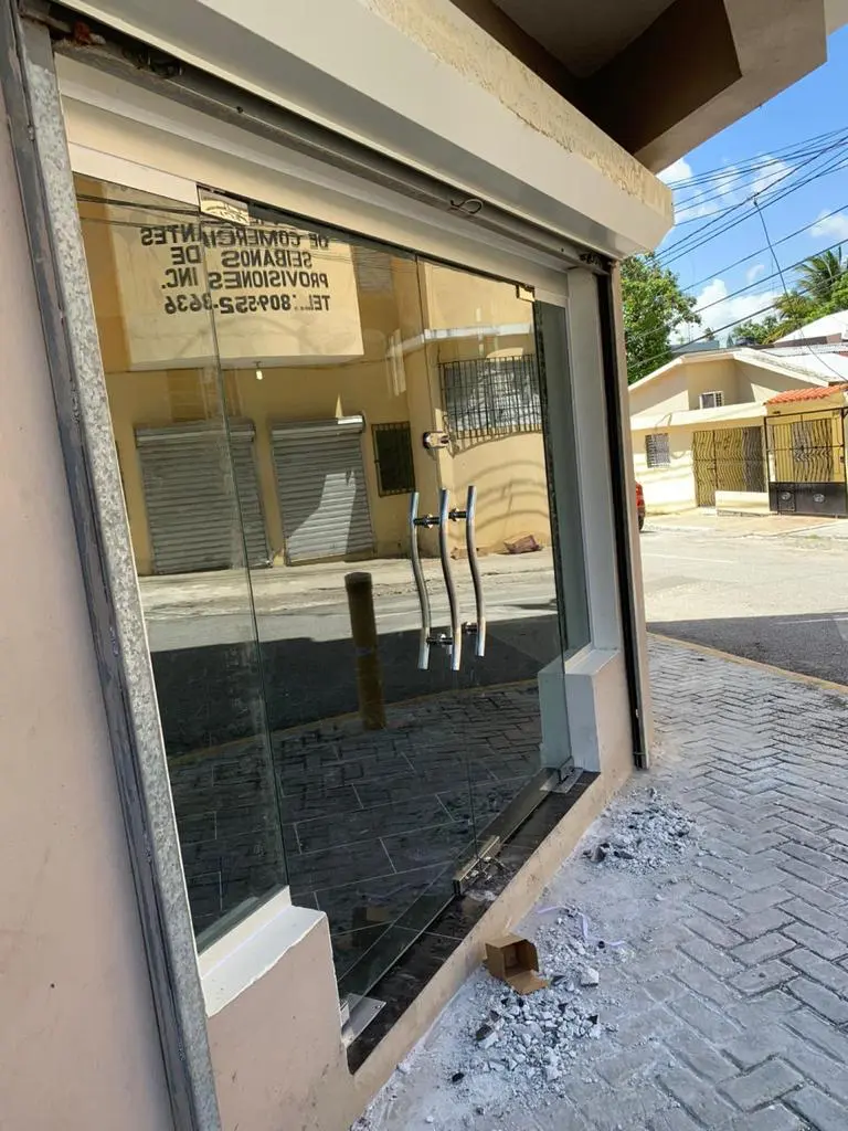 Puerta comercial instalada — Grupo Industrial RobMat, Zona Este