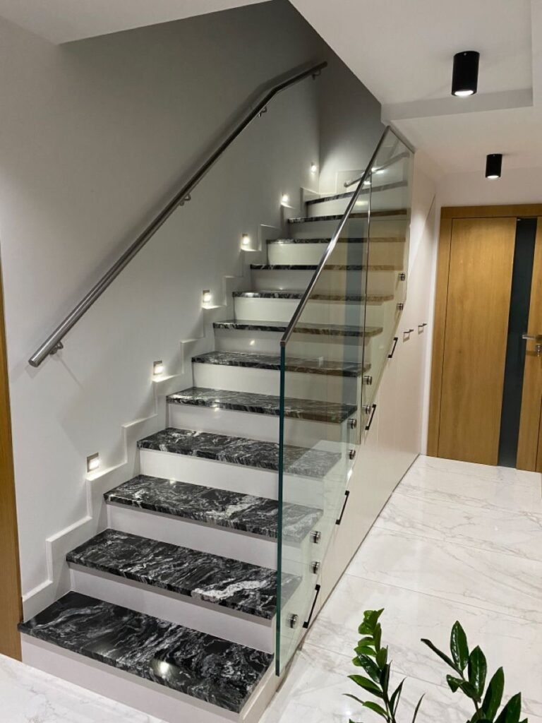 Balcones y barandillas en vidrio templado — Grupo Industrial RobMat, Zona Este
