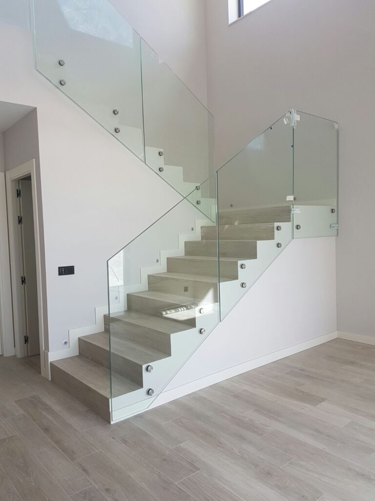 Balcones y barandillas en vidrio templado — Grupo Industrial RobMat, Zona Este