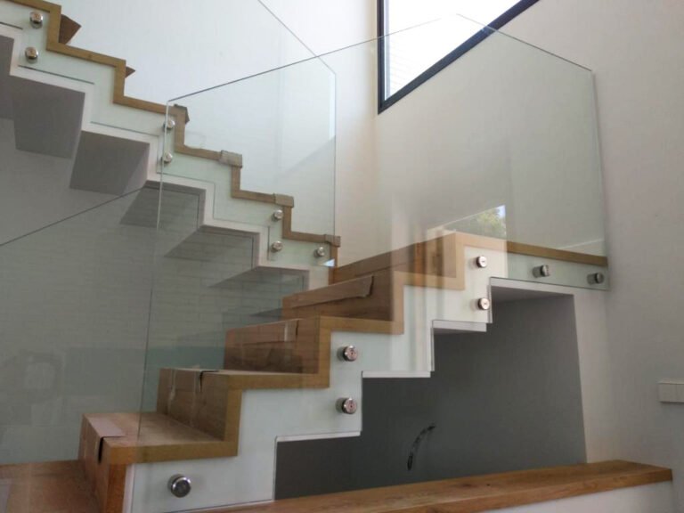 Balcones y barandillas en vidrio templado — Grupo Industrial RobMat, Zona Este
