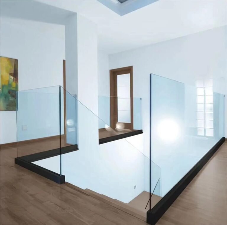 Balcones y barandillas en vidrio templado — Grupo Industrial RobMat, Zona Este