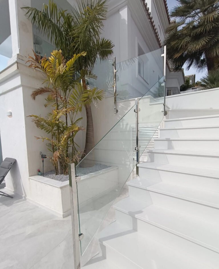 Balcones y barandillas en vidrio templado — Grupo Industrial RobMat, Zona Este