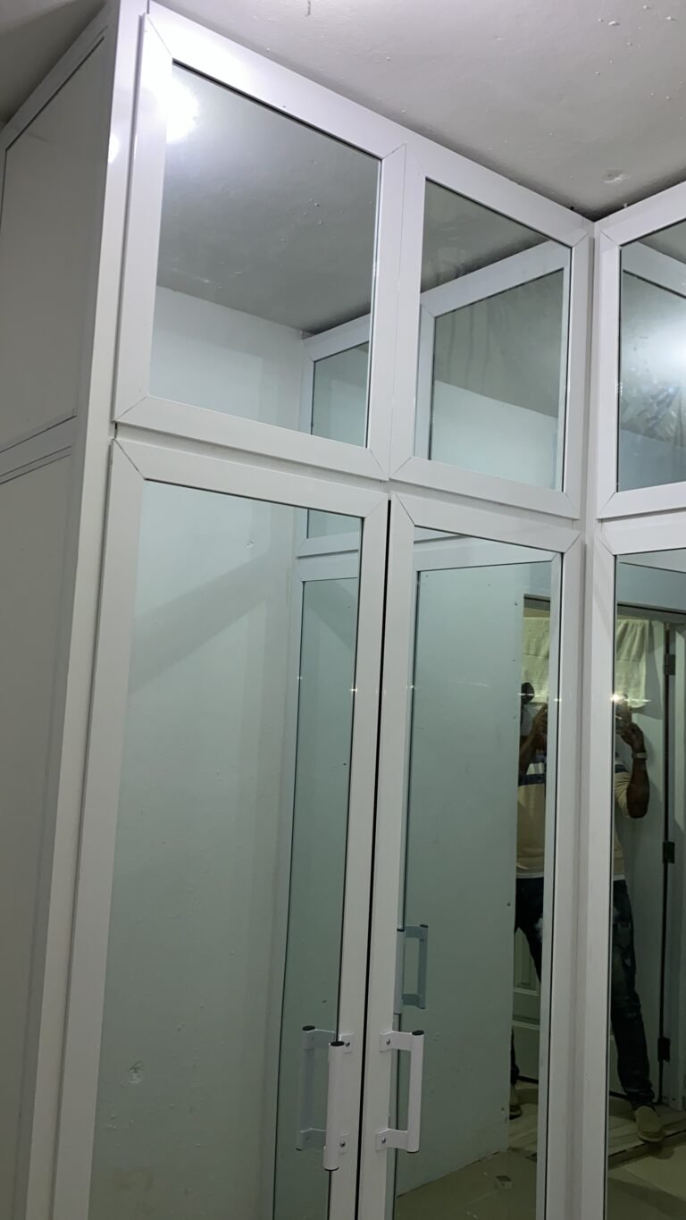 Instalación de closets — Grupo Industrial RobMat, Zona Este