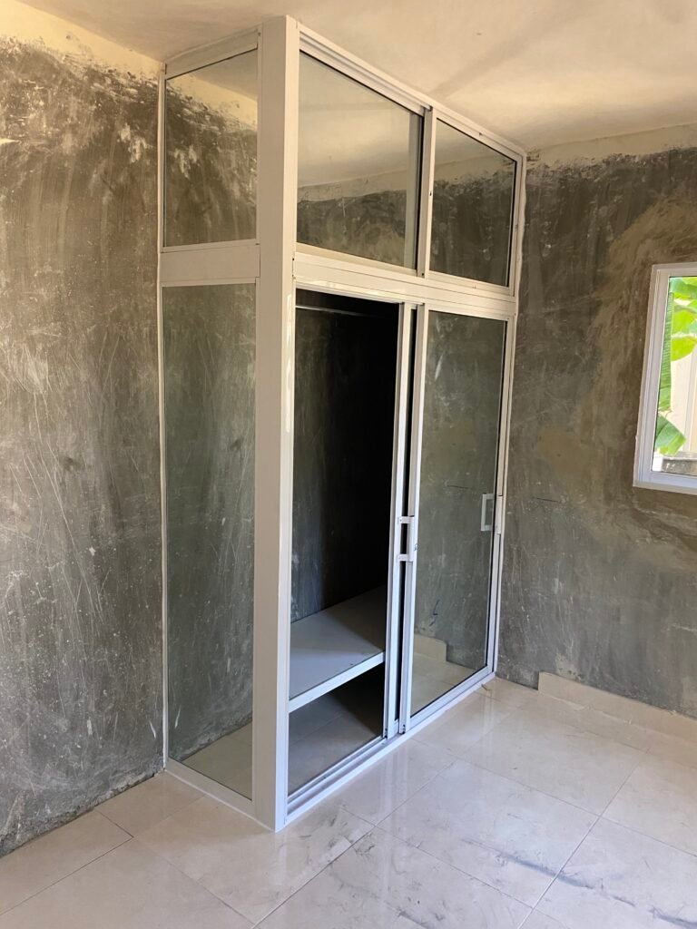 Instalación de closets — Grupo Industrial RobMat, Zona Este