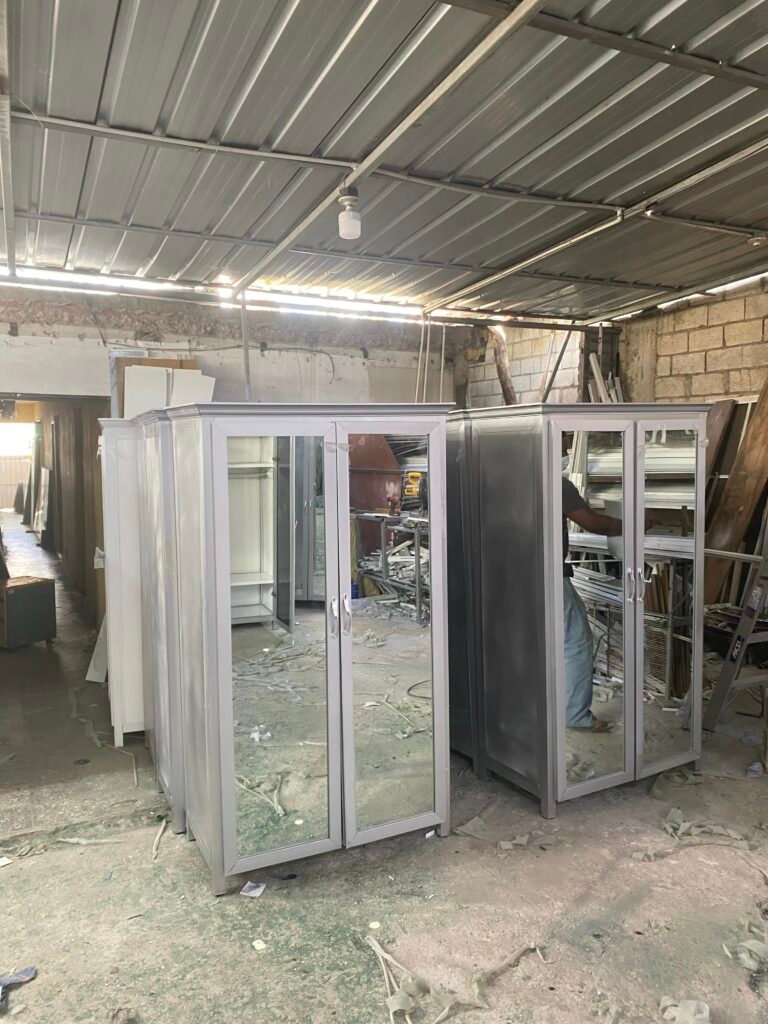 Instalación de closets — Grupo Industrial RobMat, Zona Este