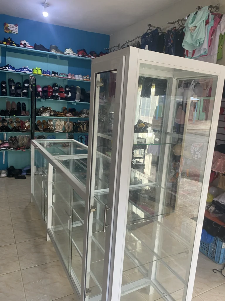 Instalaciones comerciales — Grupo Industrial RobMat, Zona Este