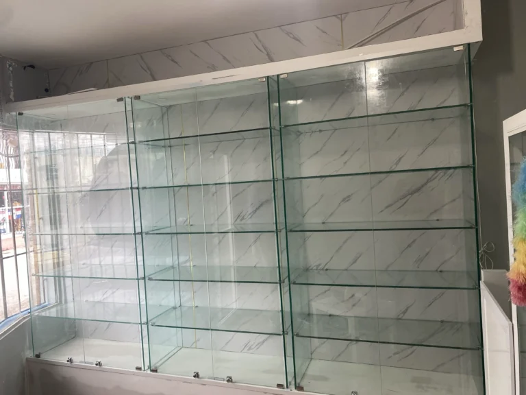Instalaciones comerciales — Grupo Industrial RobMat, Zona Este