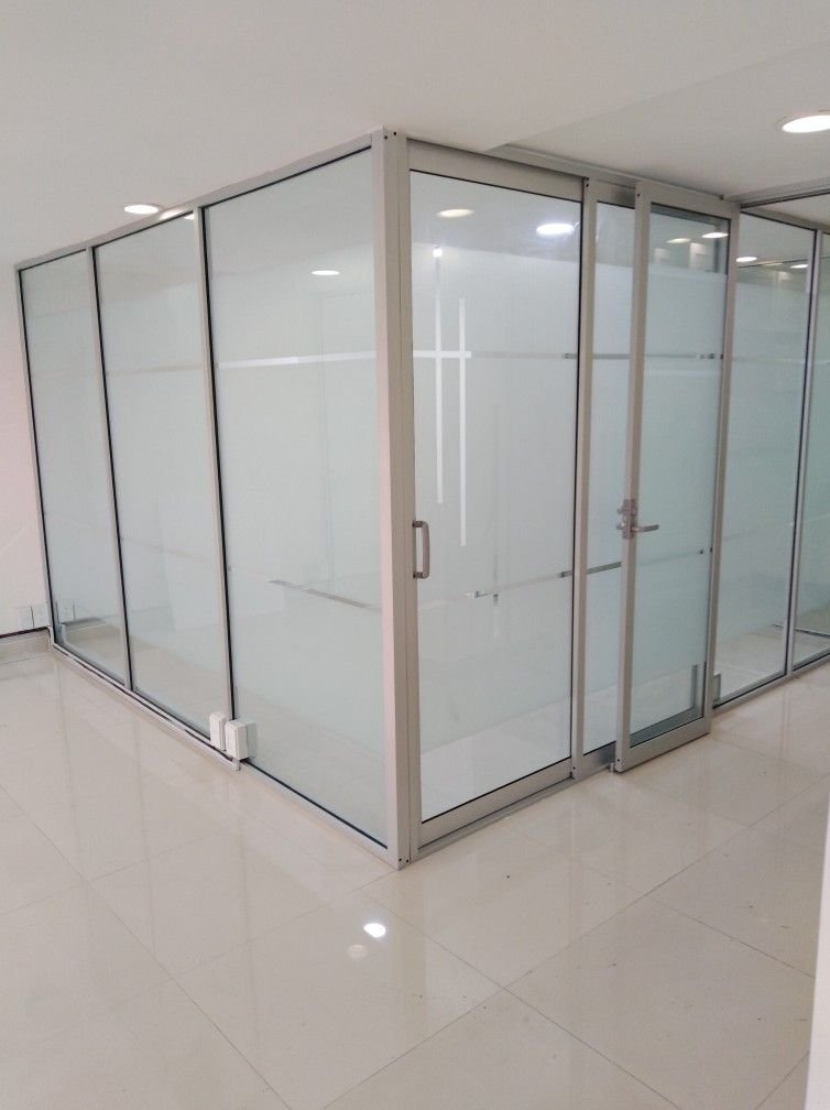 Mamparas de oficina — Grupo Industrial RobMat, Zona Este