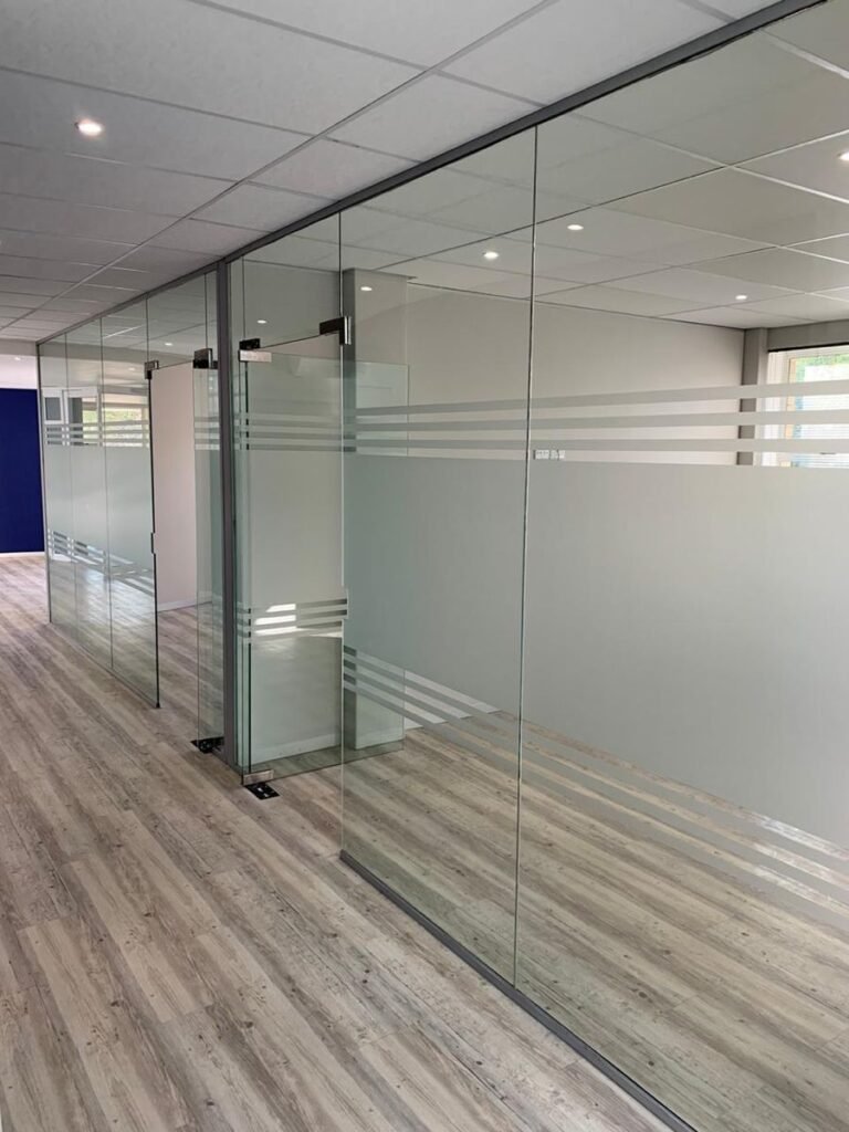 Mamparas de oficina — Grupo Industrial RobMat, Zona Este