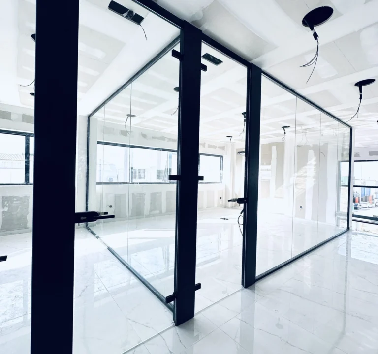 Mamparas de oficina — Grupo Industrial RobMat, Zona Este