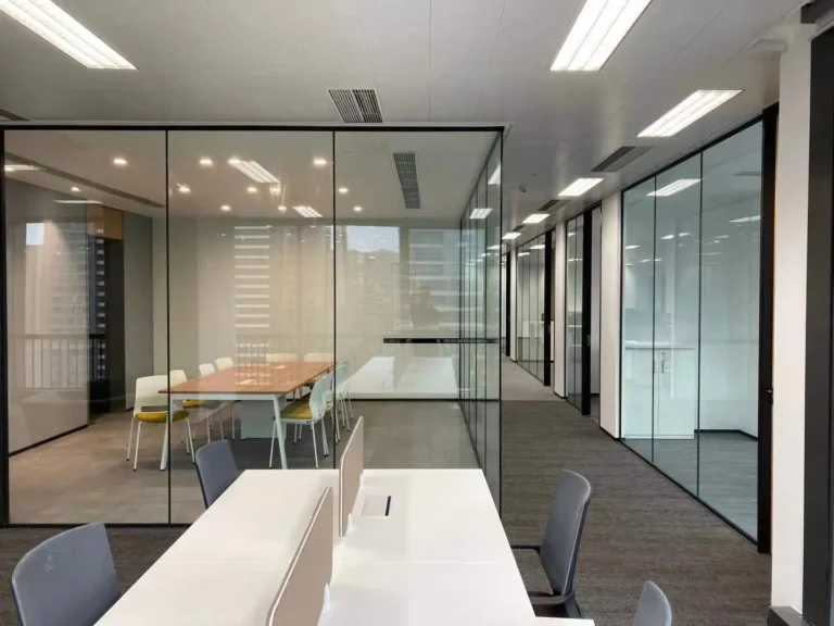 Mamparas de oficina — Grupo Industrial RobMat, Zona Este