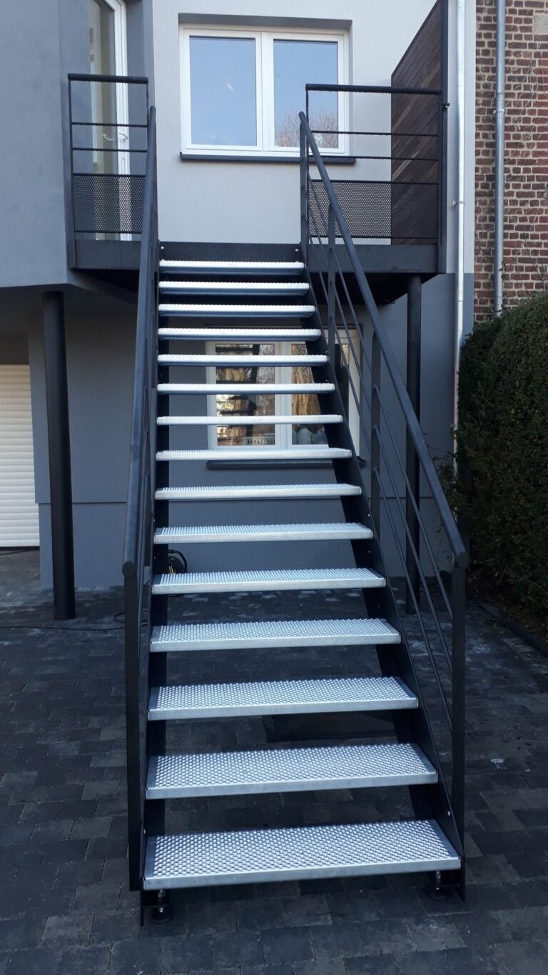 Escaleras metálicas — Grupo Industrial RobMat, Zona Este