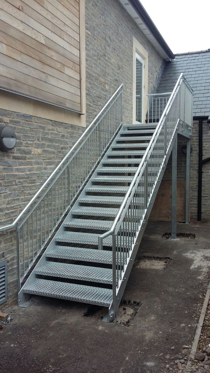 Escaleras metálicas — Grupo Industrial RobMat, Zona Este
