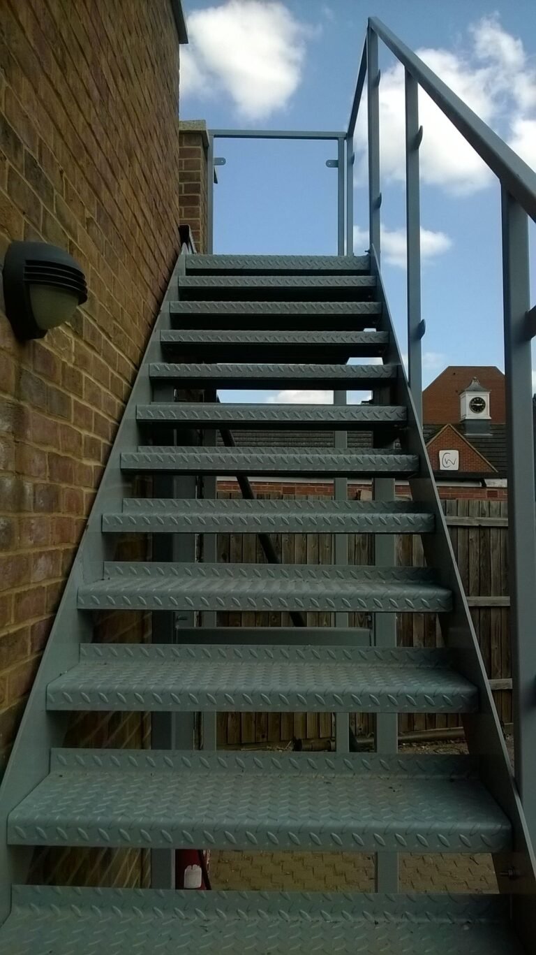 Escaleras metálicas — Grupo Industrial RobMat, Zona Este