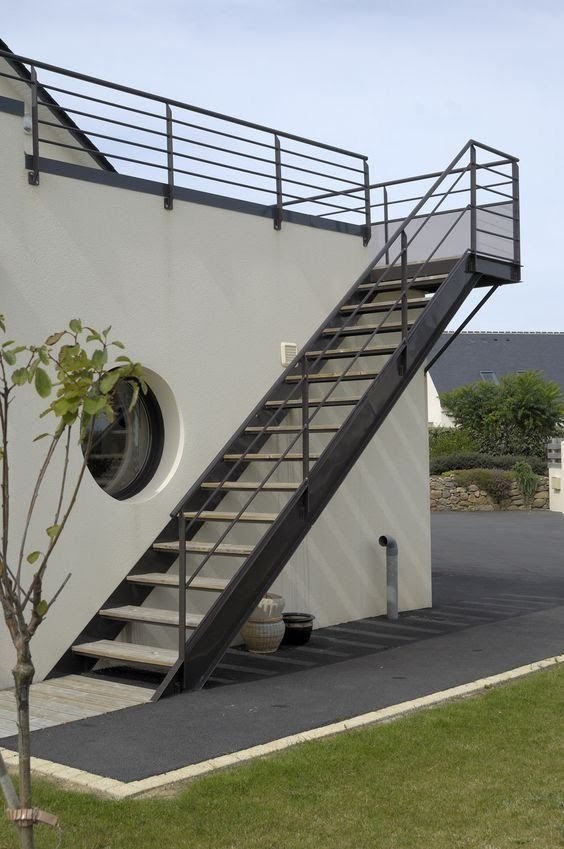Escaleras metálicas — Grupo Industrial RobMat, Zona Este