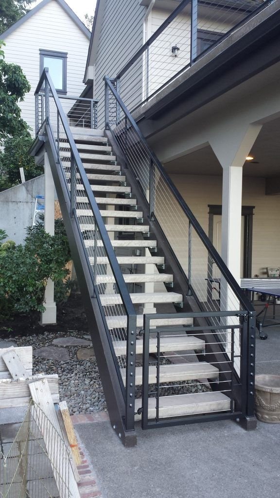 Escaleras metálicas — Grupo Industrial RobMat, Zona Este