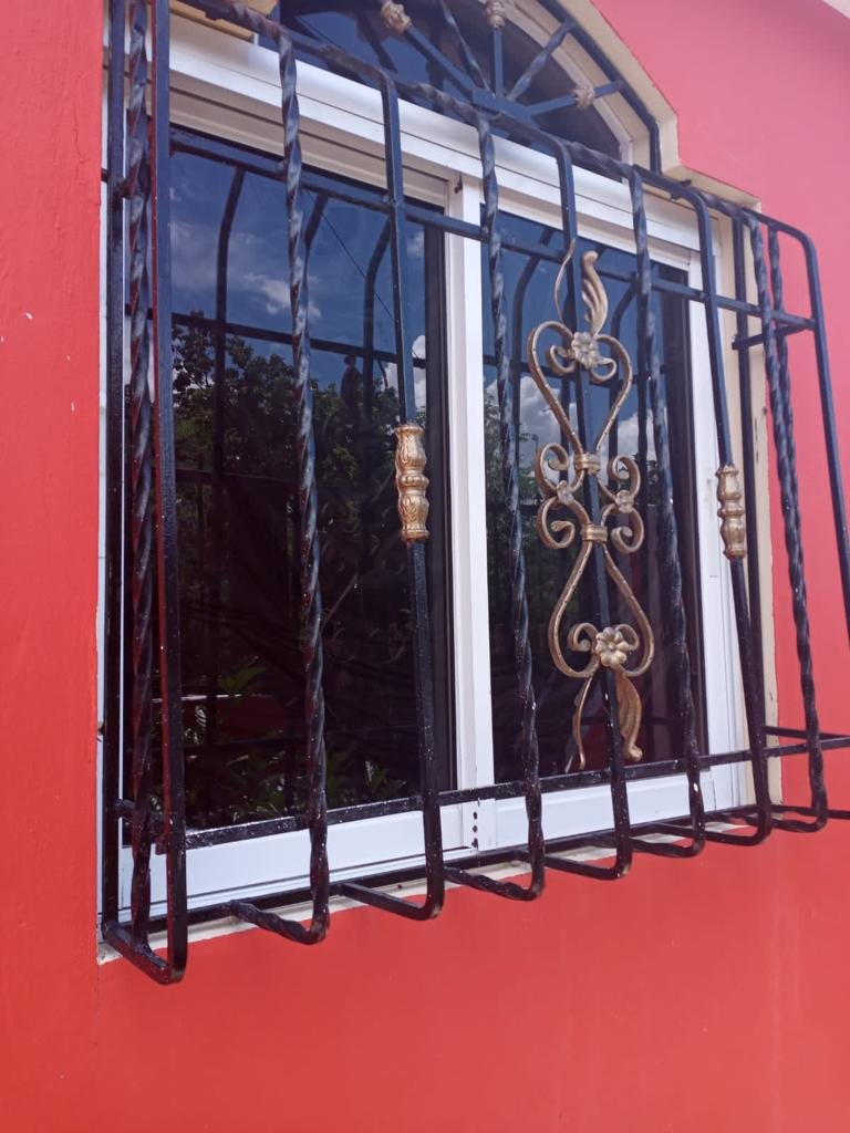 Instalación de herrería — Grupo Industrial RobMat, Zona Este