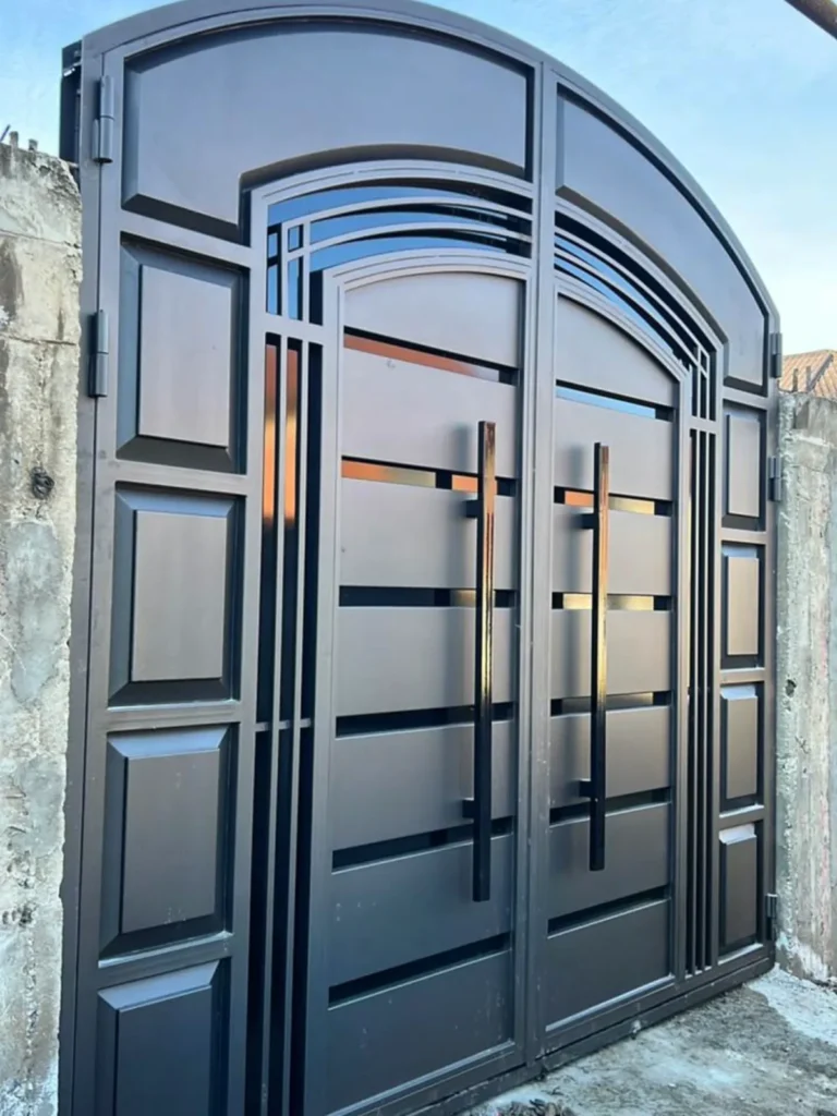 Portones de acceso — Grupo Industrial RobMat, Zona Este