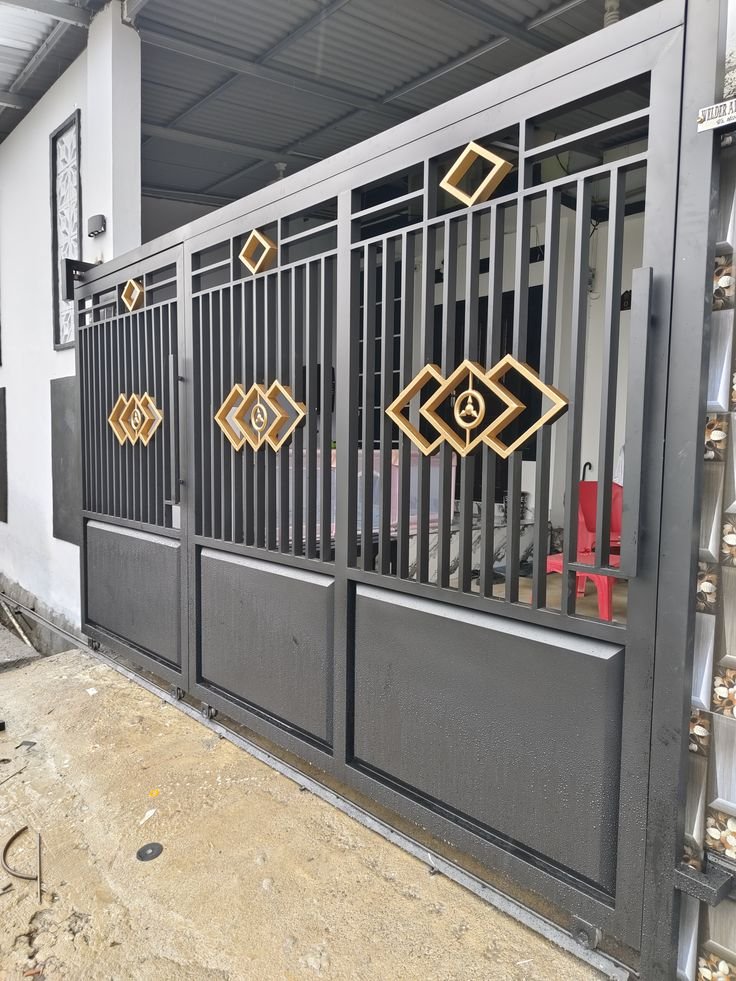 Portones de acceso — Grupo Industrial RobMat, Zona Este