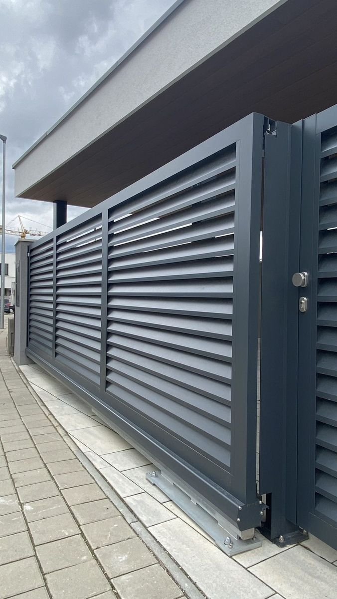 Portones de acceso — Grupo Industrial RobMat, Zona Este