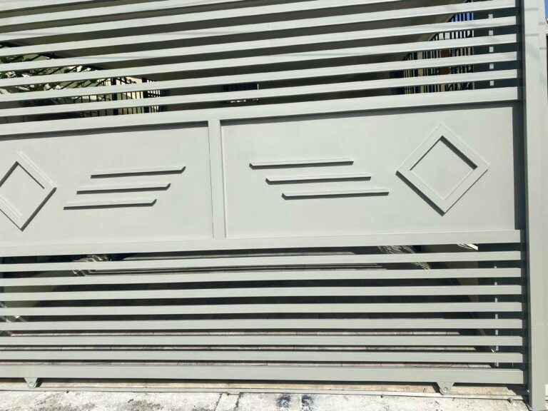 Portones de acceso — Grupo Industrial RobMat, Zona Este