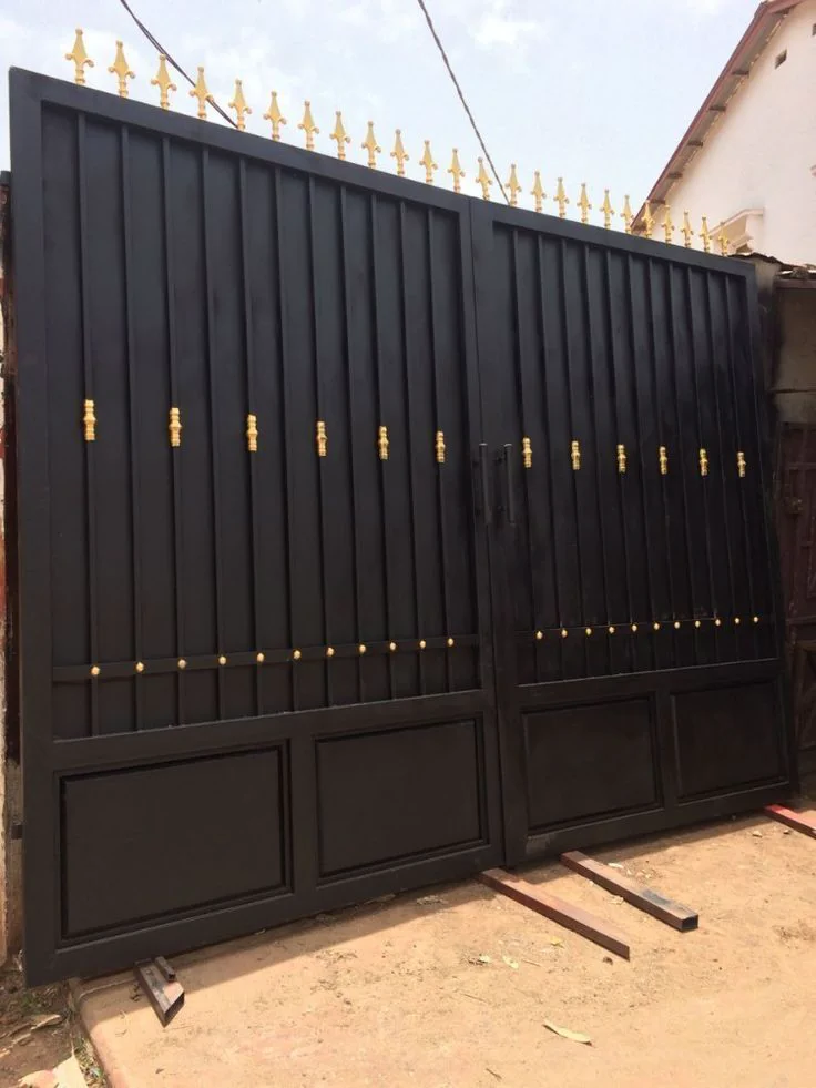 Portones de acceso — Grupo Industrial RobMat, Zona Este