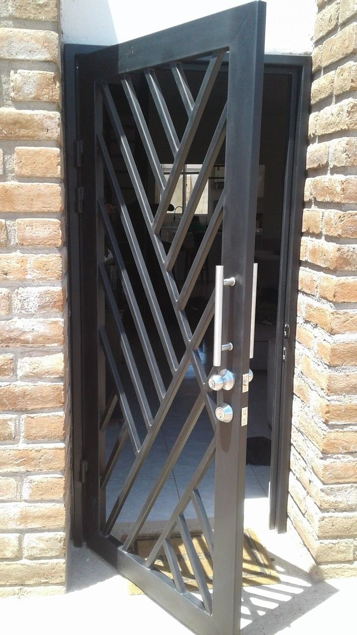 Puertas metálicas — Grupo Industrial RobMat, Zona Este