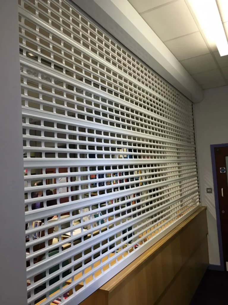 Instalación de shutters — Grupo Industrial RobMat, Zona Este