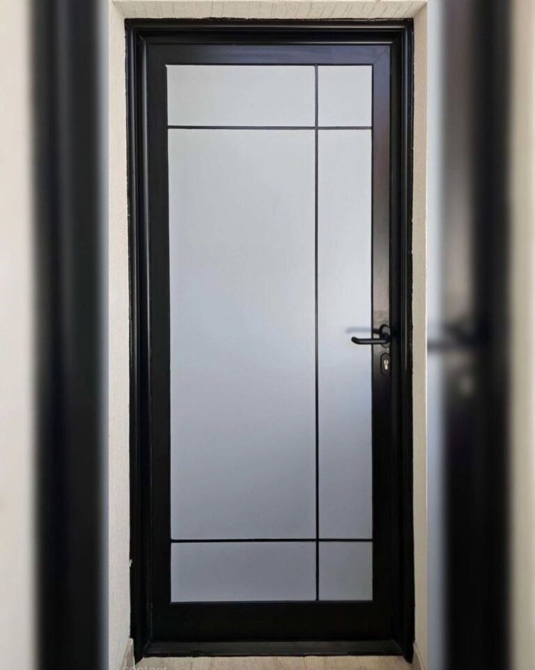 Puertas de aluminio — Grupo Industrial RobMat, Zona Este