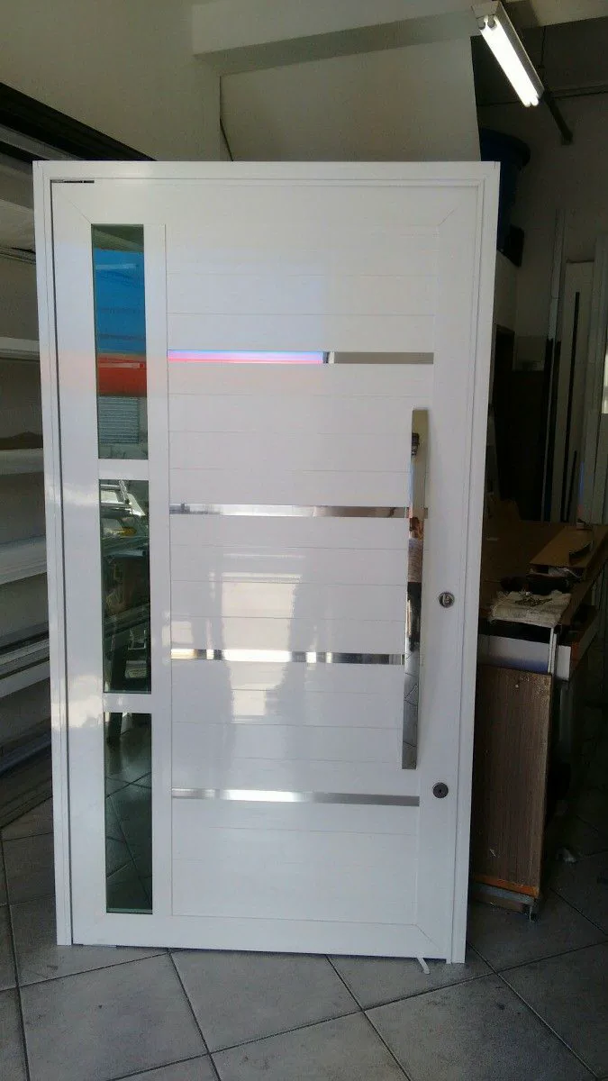 Puertas de aluminio — Grupo Industrial RobMat, Zona Este