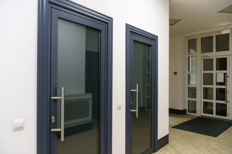 Puertas batientes — Grupo Industrial RobMat, Zona Este