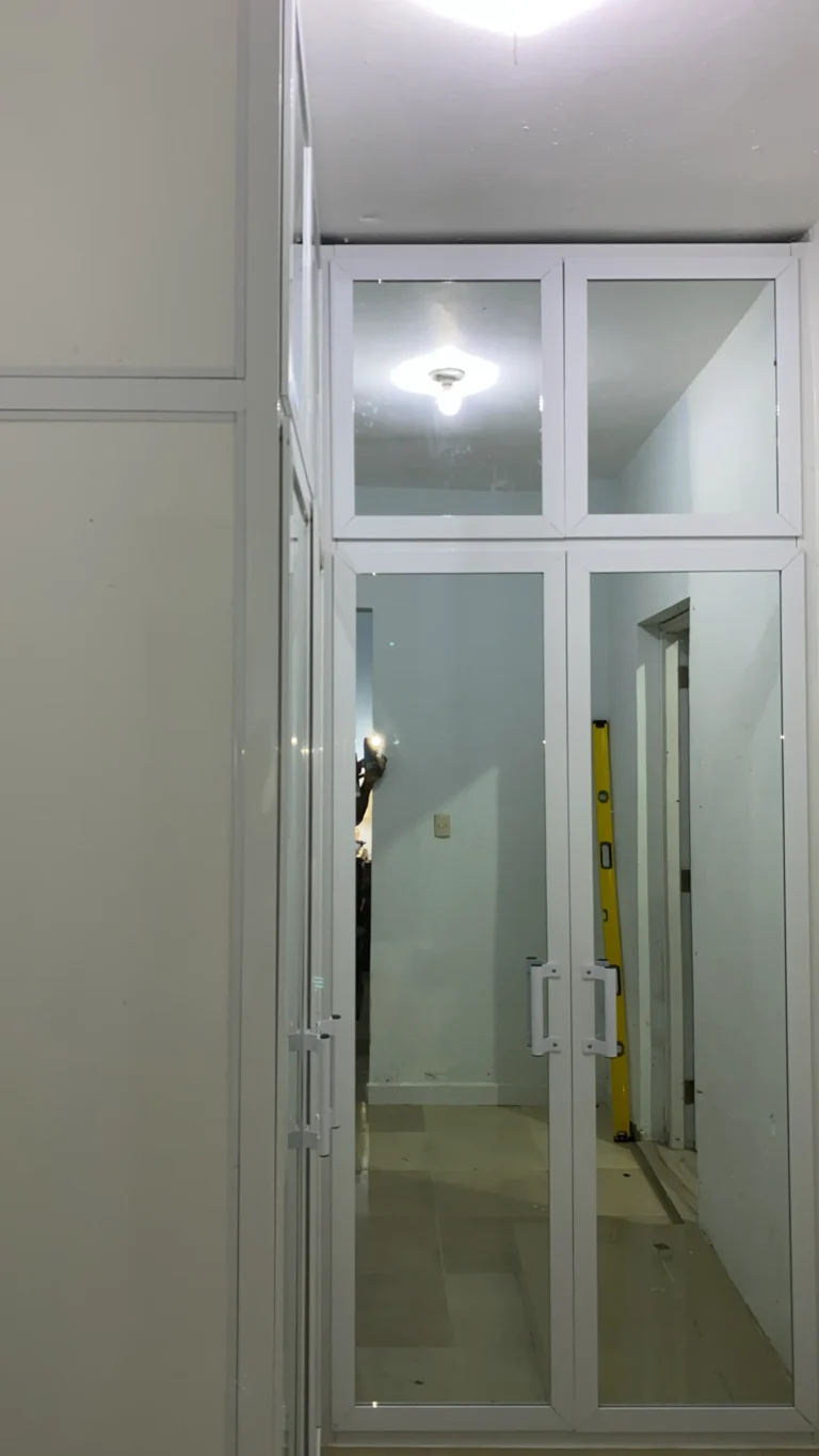 Instalación de puertas — Grupo Industrial RobMat, Zona Este
