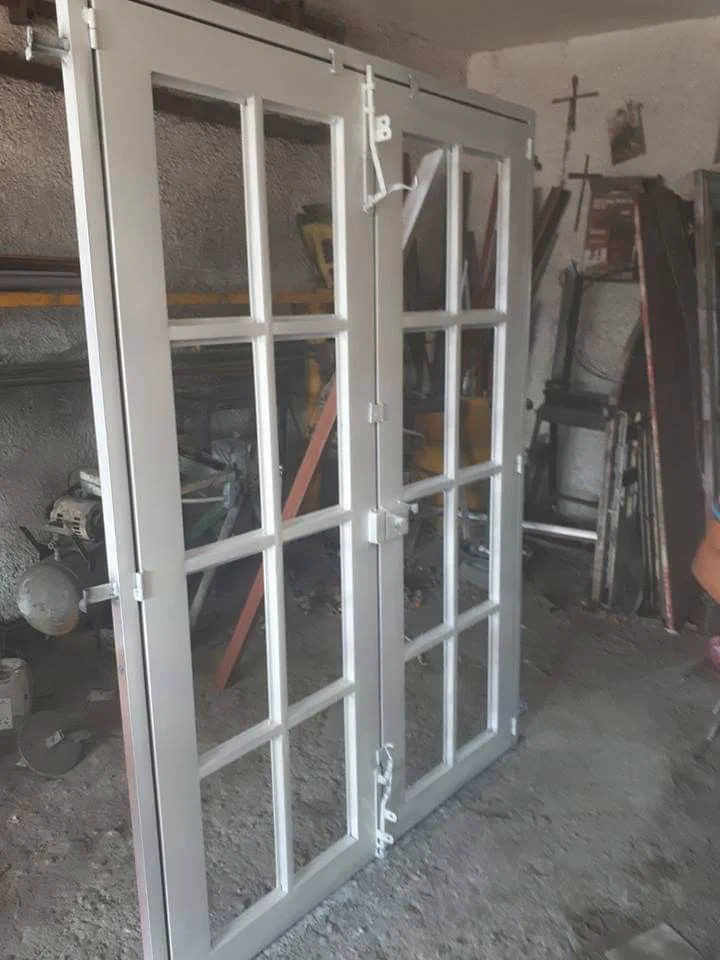 Instalación de puertas — Grupo Industrial RobMat, Zona Este