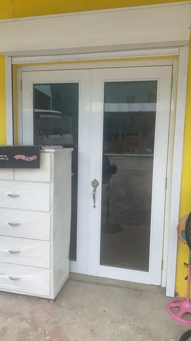 Instalación de puertas — Grupo Industrial RobMat, Zona Este