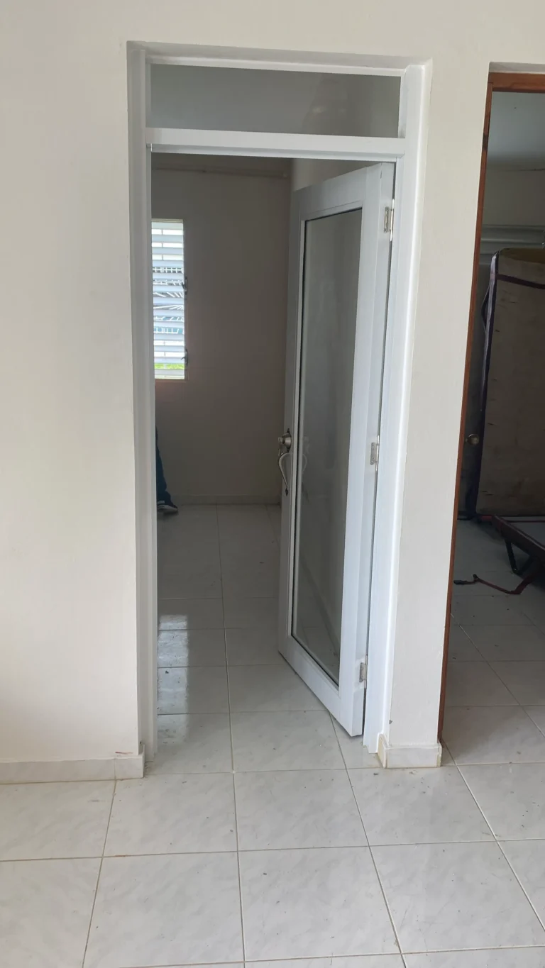 Instalación de puertas — Grupo Industrial RobMat, Zona Este