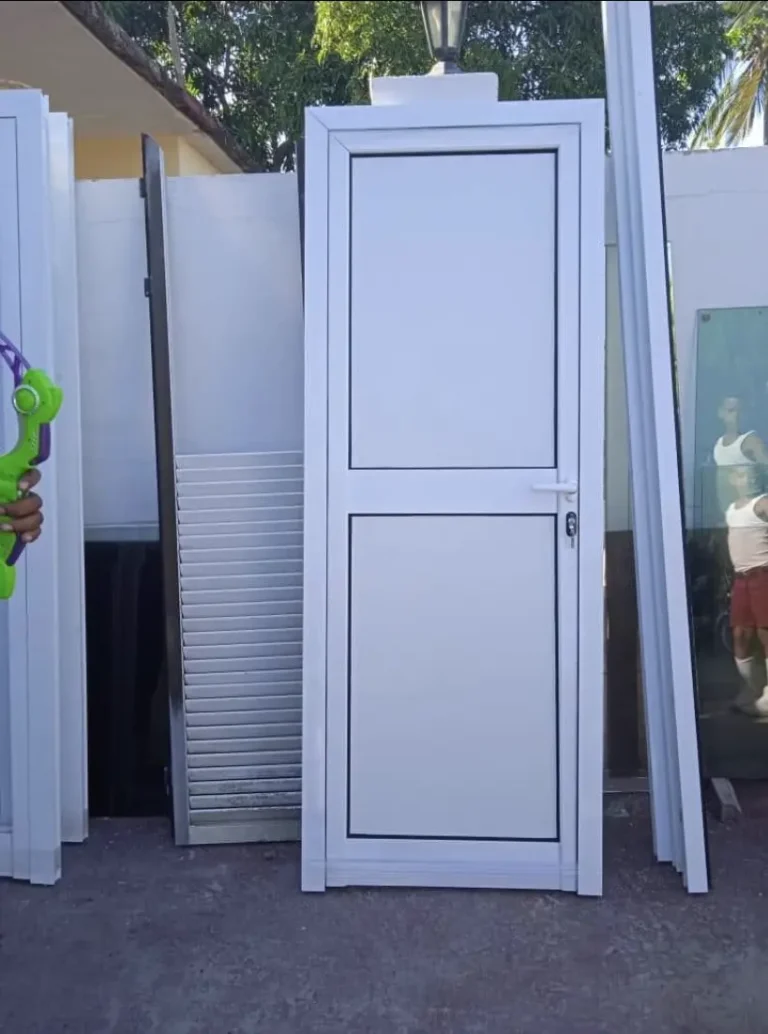 Instalación de puertas — Grupo Industrial RobMat, Zona Este