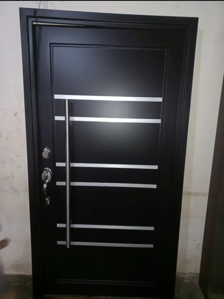 Instalación de puertas — Grupo Industrial RobMat, Zona Este