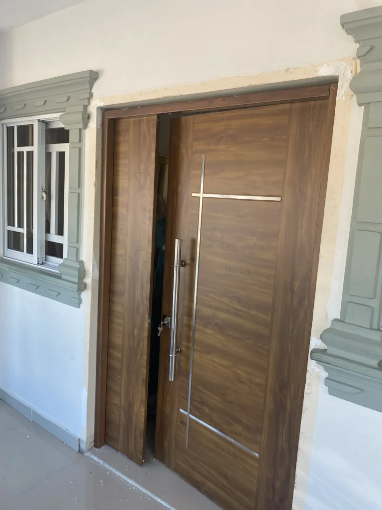 Instalación de puertas — Grupo Industrial RobMat, Zona Este
